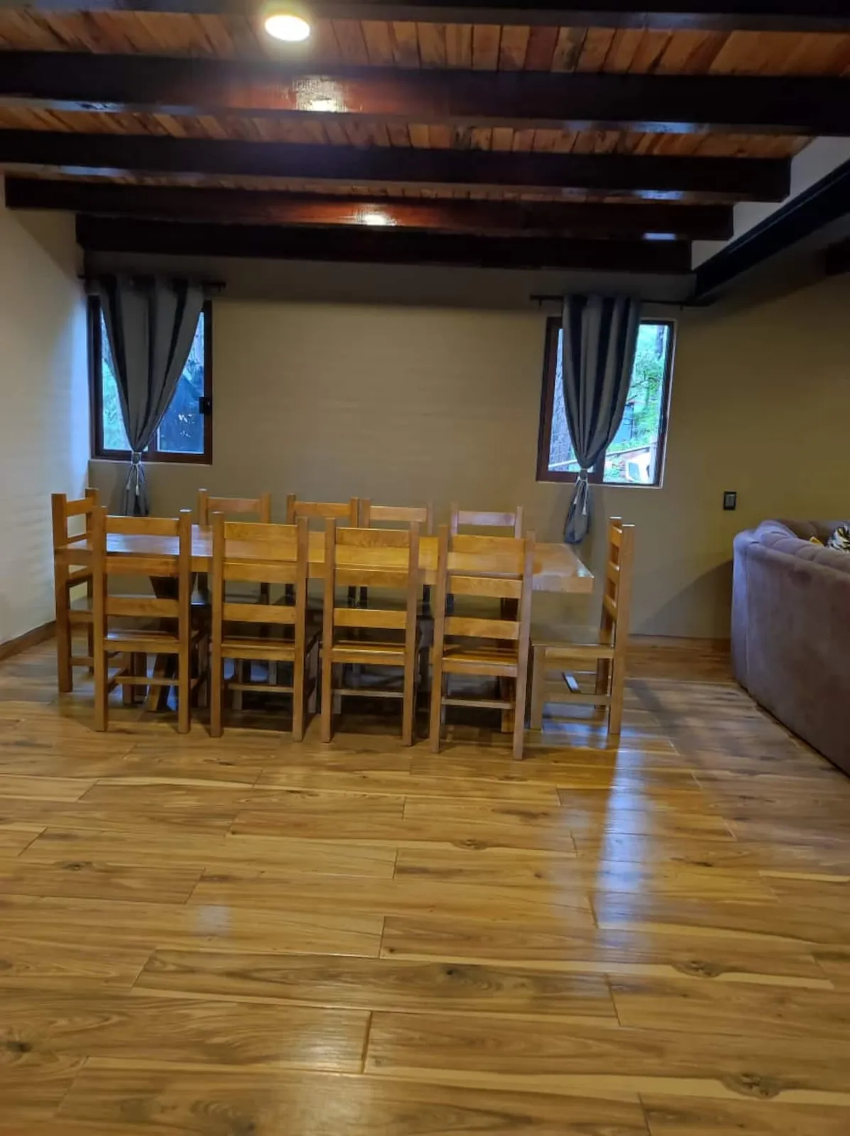 Comedor de Cabaña Grande en el Bosque